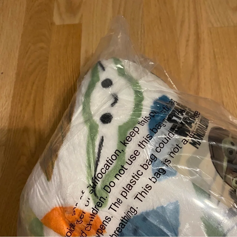The Big One Star Wars Grogu Shapes Mandalorian Plush Throw Blanket New Disney